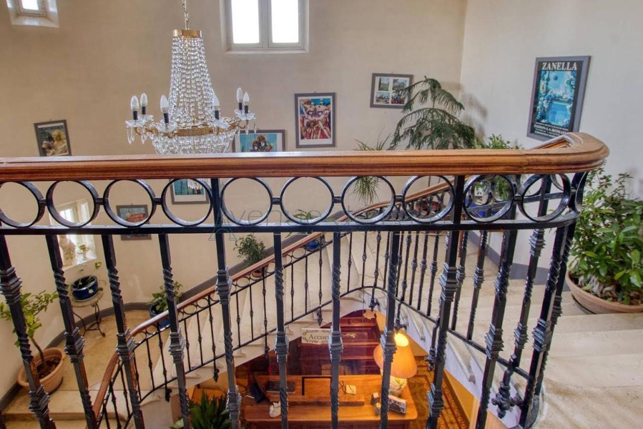 Le Mogador Chateau Du Martinet Bed & Breakfast Violès