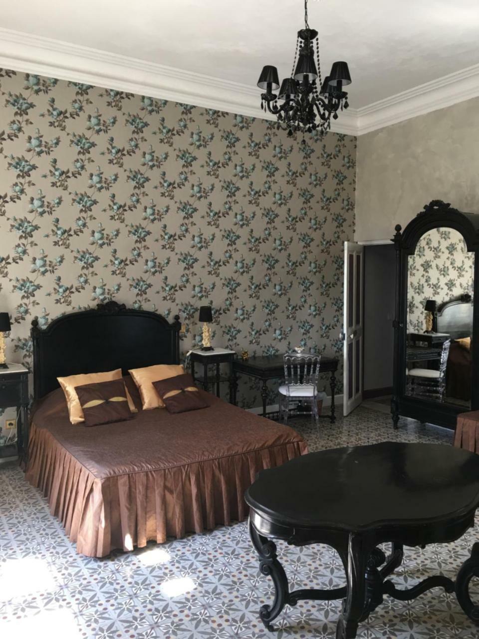 Le Mogador Chateau Du Martinet Bed & Breakfast Violès